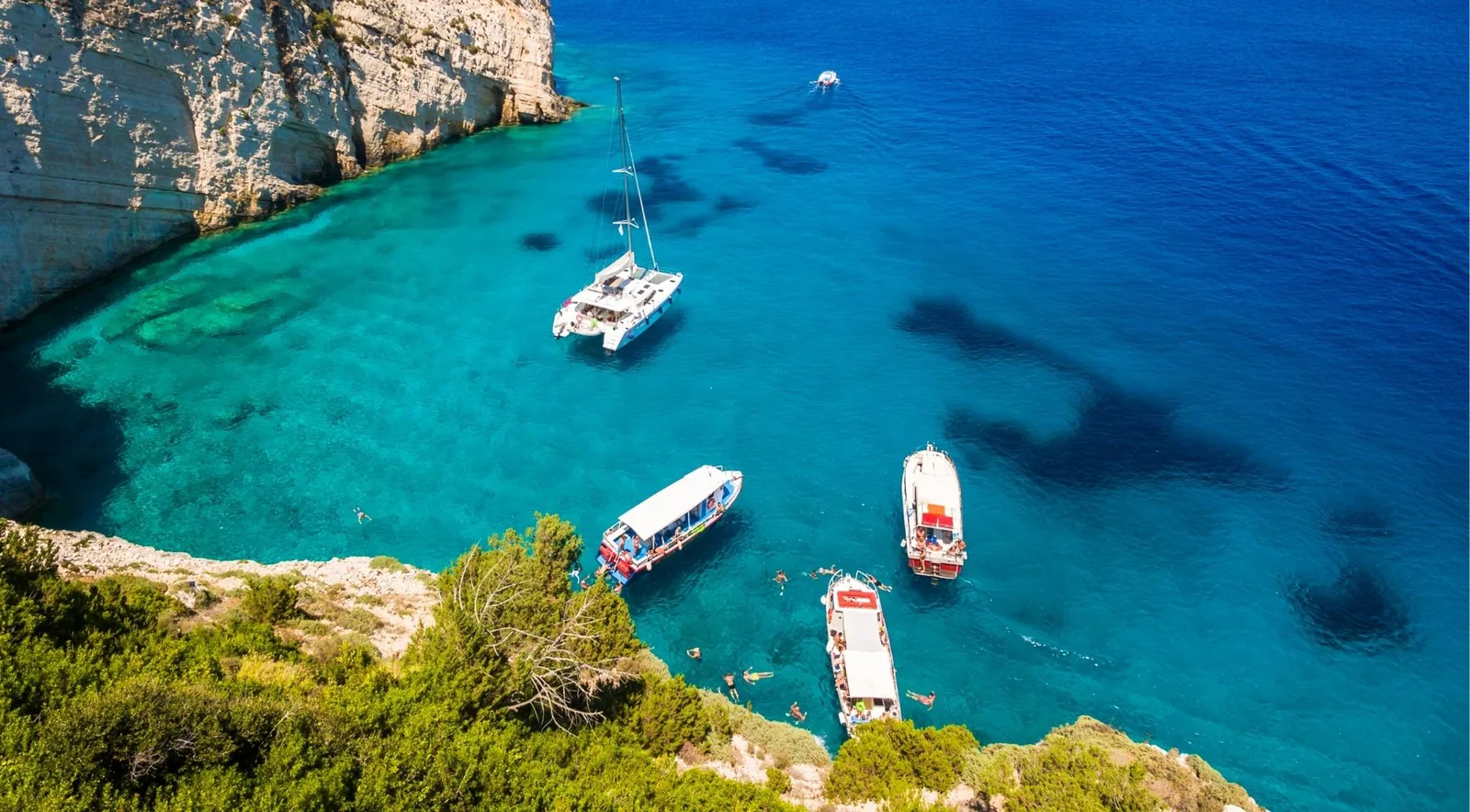 Zakynthos: Shipwreck & Caves Private Boat Tour with Skipper